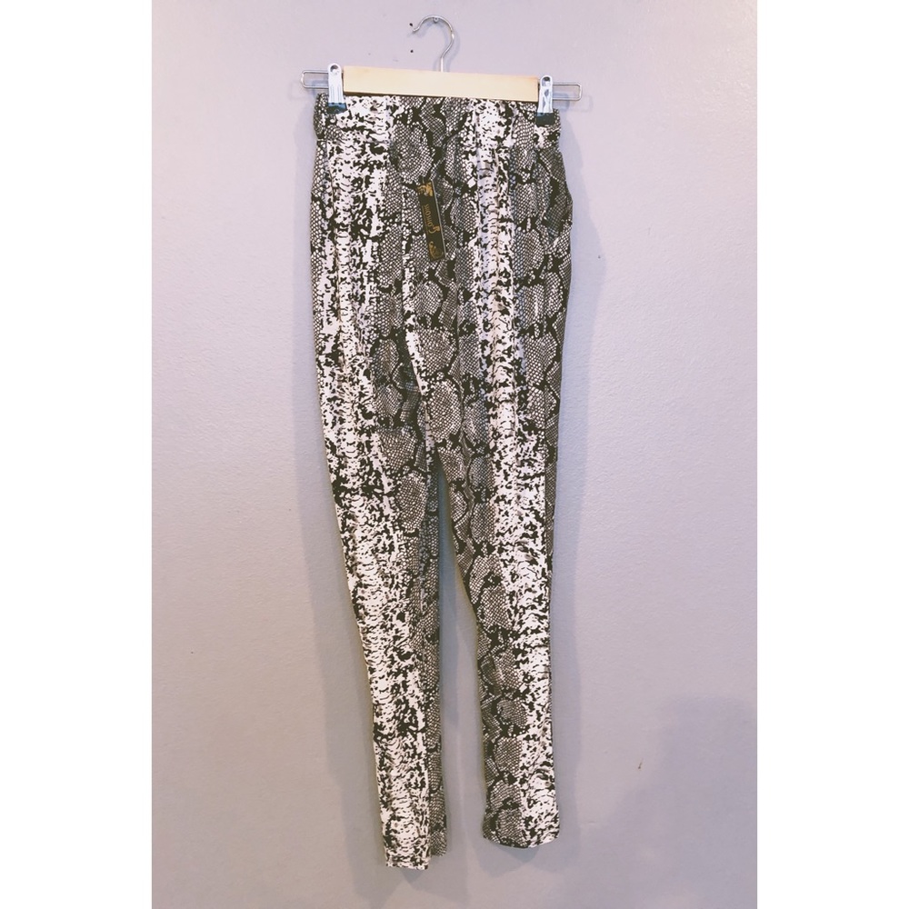Snake print leggings